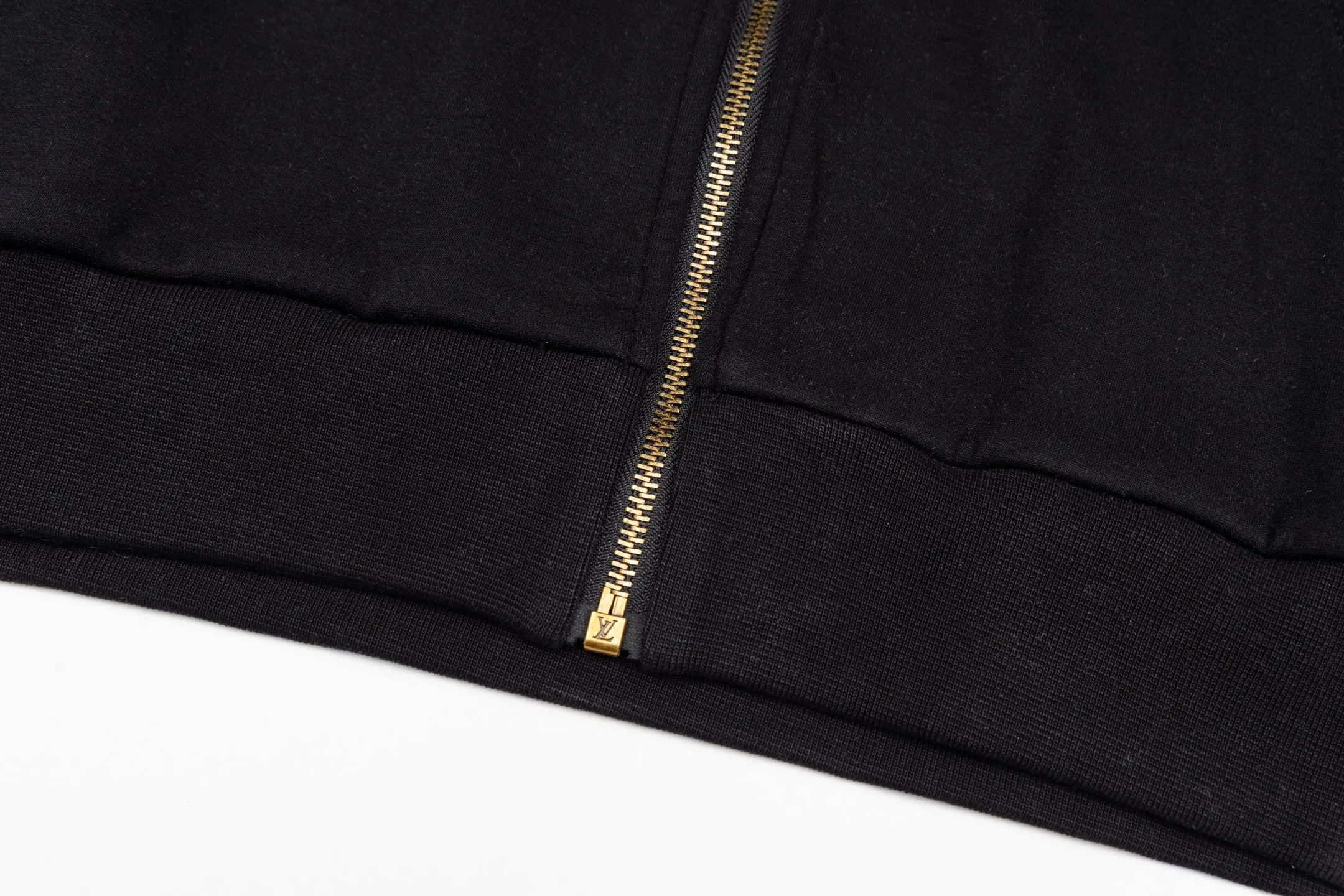 🅿️480 1v Logo Embroidered Pearl Pendant Hooded Jacket (Black) Original purchase and development of 12,000 yuan. The fabric is made of 36S 400g double yarn double-sided fabric, with 32S 320g double yarn thread. The double yarn double-sided fabric has high quality and delicate feel. This fabric is usually made by winding two yarns, which adds drape and texture to the fabric. It has good breathability and moisture absorption, can effectively wick away sweat, and keep the body dry and comfortable. Marque L Uuitton deposee embroidery on the chest, simple letter pattern embellishment on the chest, and the letter size spacing effect is consistent. Using linen embroidery thread combined with encrypted processing, the embroidery body has a subtle matte visual texture; the embroidery effect is three-dimensional and full. The smaller the embroidery, the more sophisticated and demanding it is. The embroidery thread is made of imported material, which is more flexible and glossy than ordinary embroidery thread; the stitches are clear and smooth, and have a three-dimensional texture effect. The end of the drawstring is embellished with beads, and the zipper front is decorated with beaded Monogram flowers. The entire line has exclusive original developed pearl series accessories, and customized imported pearls of the same size are paired with new lettering metal compositions. String the pearls together according to a certain order and rules, choose high-quality pearls, the beading craftsmanship is fine, the material is safe and harmless, and the pearl beads add highlights. Size:S-M-L-XL